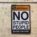 ...una targhetta su una colonna allerta i visitatori che no stupid people beyond this point (non  permesso laccesso alla persone stupide)